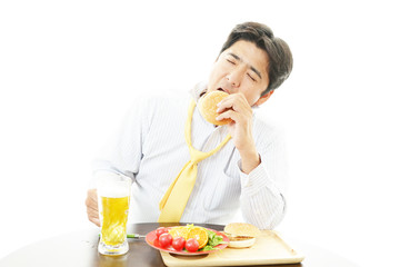 ビールを飲みすぎたサラリーマン