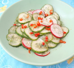 Gurkensalat mit Radieschen