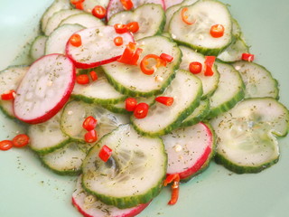 Gurkensalat mit Radieschen