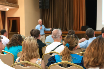 Obraz premium people sitting rear at the business conference and speaker