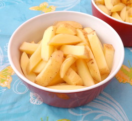 rohe Kartoffelspalten