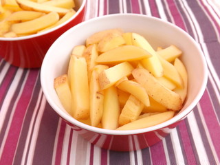 rohe Kartoffelspalten