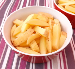 rohe Kartoffelspalten