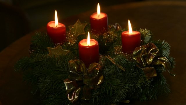 Adventskranzes mit brennenden Kerzen