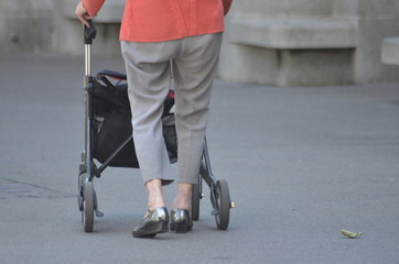 Aeltere Dame mit Rollator
