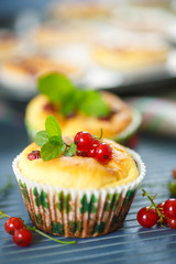 cheese muffins with red currants