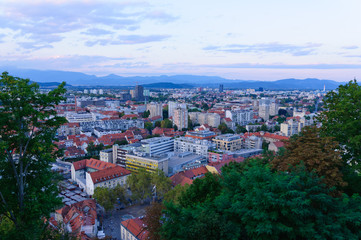 Fototapeta na wymiar Stare Miasto w Lublanie o zmierzchu i Cypr