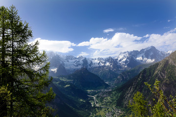 Fototapeta na wymiar Il Monte Bianco e la valle di Courmayeur