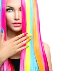 Fotobehang Schoonheidsmeisjesportret met kleurrijke make-up, haar en nagellak © Subbotina Anna