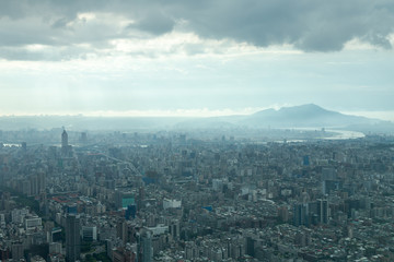 Obraz premium Tajpej pod ciężkimi chmurami