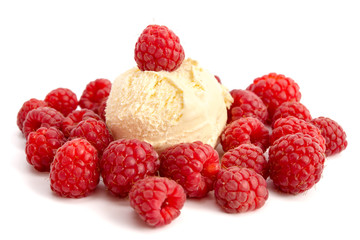 Vanilleeiskugel und Himbeeren