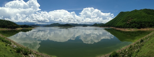 Fototapeta na wymiar cloudy sky reflect on the lake