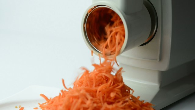 Herstellung von Karottensalat mit einer K&uuml;chenmaschine