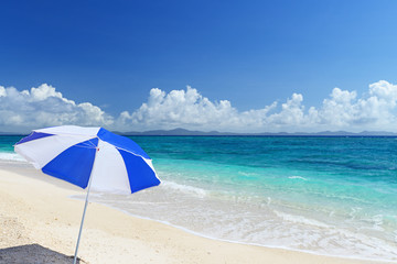 南国沖縄の美しい珊瑚の海と夏空