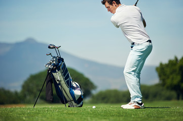 approach shot golf man