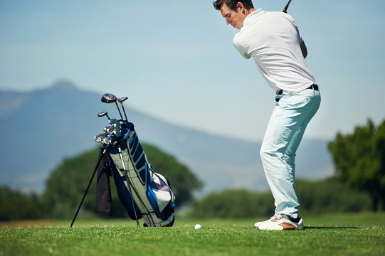 approach shot golf man
