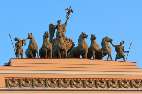 Chariot on the arch of the General Staff on palace square in St.