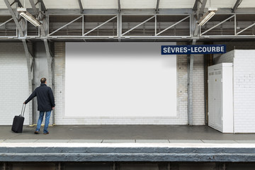 Panneau Publicitaire dans le Métropolitain Parisien