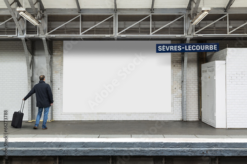 Download "Panneau Publicitaire dans le Métropolitain Parisien ...