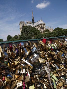 Candados de enamorados en Par&iacute;s
