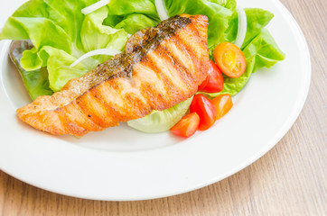 Grill salmon salad