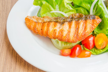 Grill salmon salad