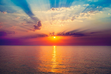Fototapeta sunrise in the sea obraz