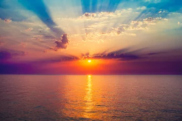 Zelfklevend Fotobehang zonsopgang in de zee © merydolla