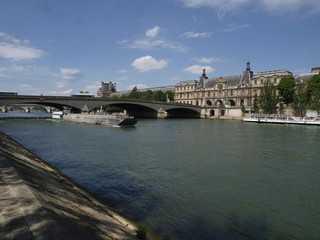 Fototapeta premium Museo del Louvre en París