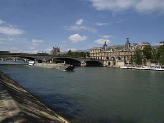 Fototapeta premium Museo del Louvre y rio Sena en París