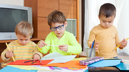 children drawing with crayons