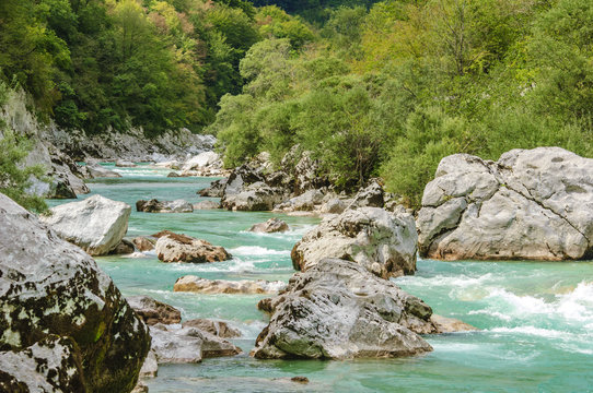 idyllischer Gebirgsfluss