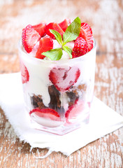 Chocolate cookies, cream and strawberry dessert