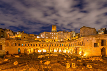 Fototapeta na wymiar Roman ruines during evening hours in Rome Italy
