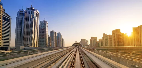 Selbstklebende Fototapete Mittlerer Osten Metrolinie in Dubai, Vereinigte Arabische Emirate
