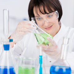 laborantin arbeitet mit verschiedenen chemikalien