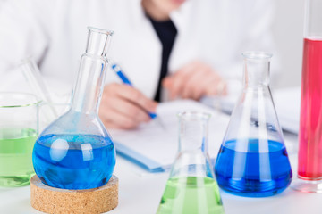 frau im labor notiert daten