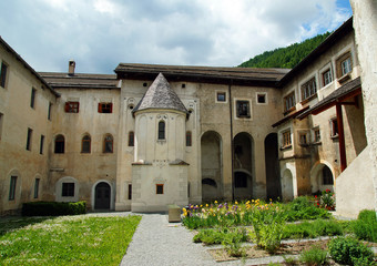Fototapeta na wymiar Klosterinnenhof des Val Müstair