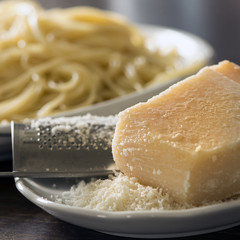 Reibekäse und Spaghetti natur