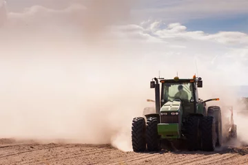 Fotobehang Tractor in een stoffige droge boerderij © Johan Larson