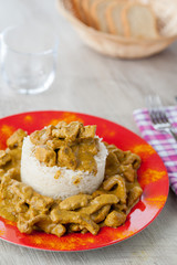 Straccetti di maiale al curry accompagnati da riso basmati