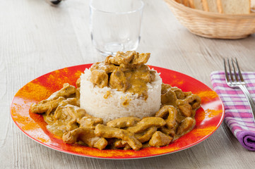 Straccetti di suino al curry accompagnati da riso basmati