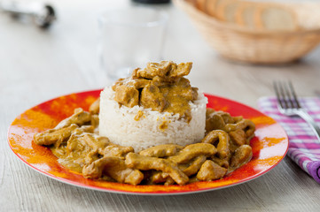 Straccetti di suino al curry accompagnati da riso basmati