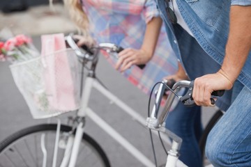 Obraz premium Hip young couple on their bikes