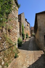 Une ruelle en pente à Beynac.