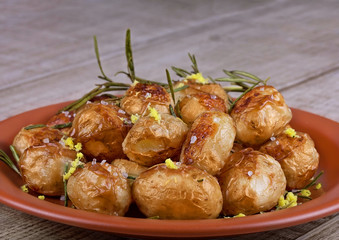 Baked potatoes with lemon zest and rozemary