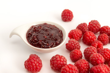 Himbeermarmelade und Himbeeren