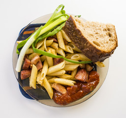 Macaroni, fried sausage, sauce, green onions with bread