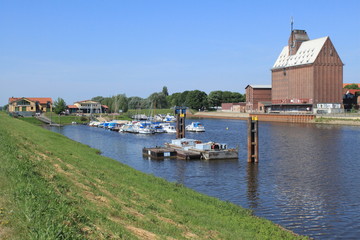 Obraz premium Blick über den Hafen in Tangermünde