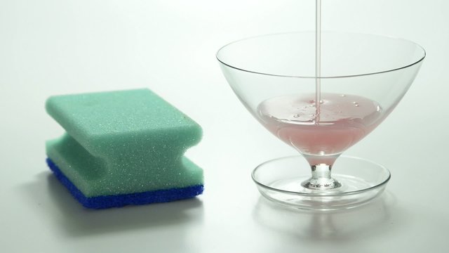 Sp&uuml;lmittel l&auml;uft in ein Glas